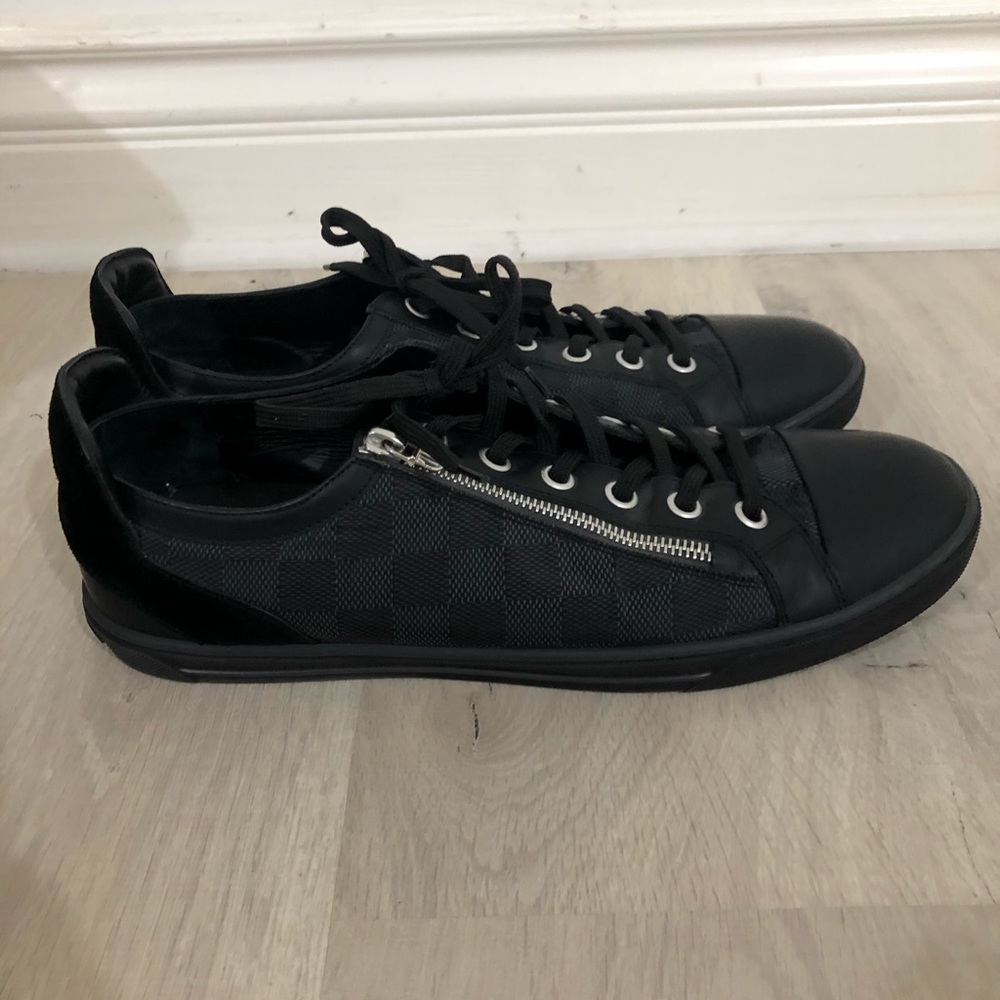 Low top zipper black leather damier